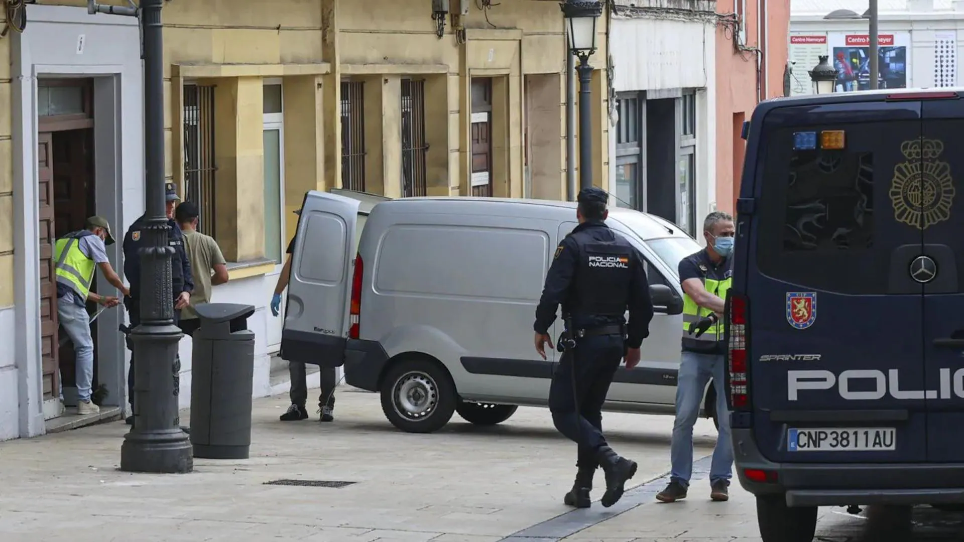Huye de la Policía, atropella a un agente y vuelca con su coche en Avilés