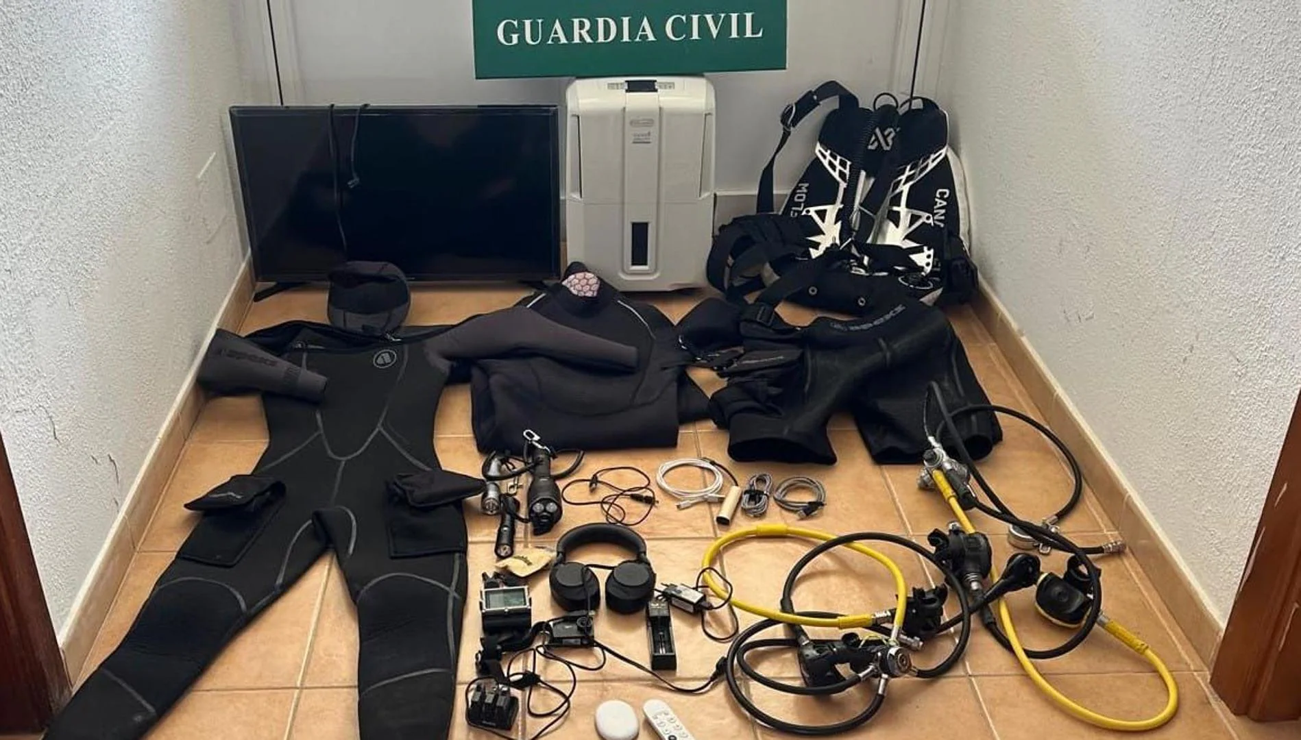 Detenido en Costa Teguise un joven por robo con fuerza en una vivienda y daños a un vehículo en Charco del Palo-Haría