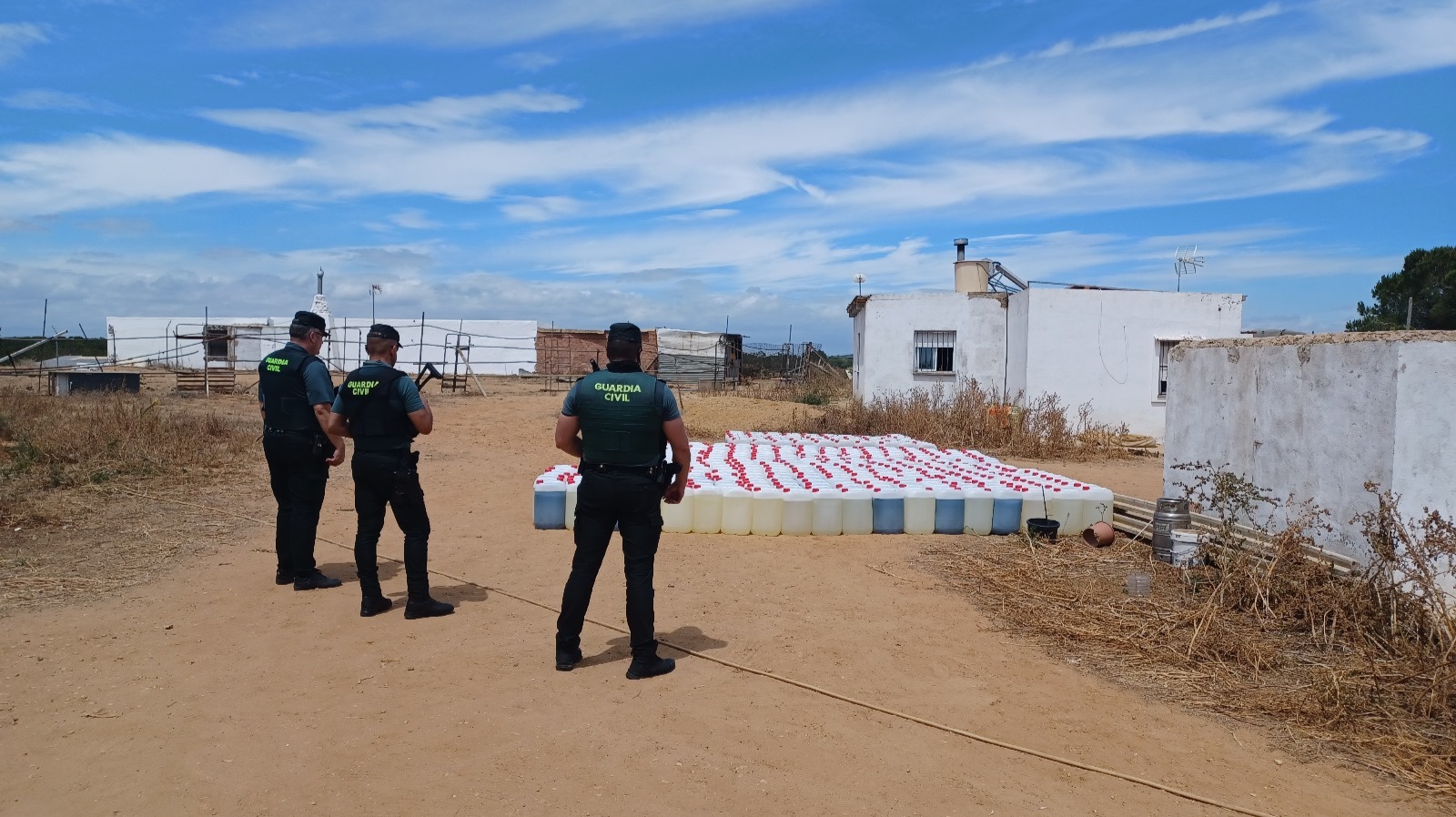 Intervienen más de 10.000 litros de combustible en La Redondela por su posible vinculación con narcolanchas