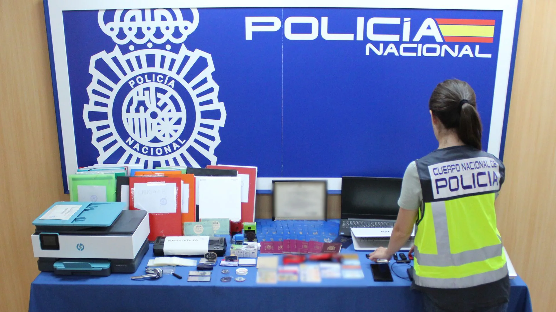 Detenido por falsificar documentos para nacionalizar en España a ciudadanos cubanos