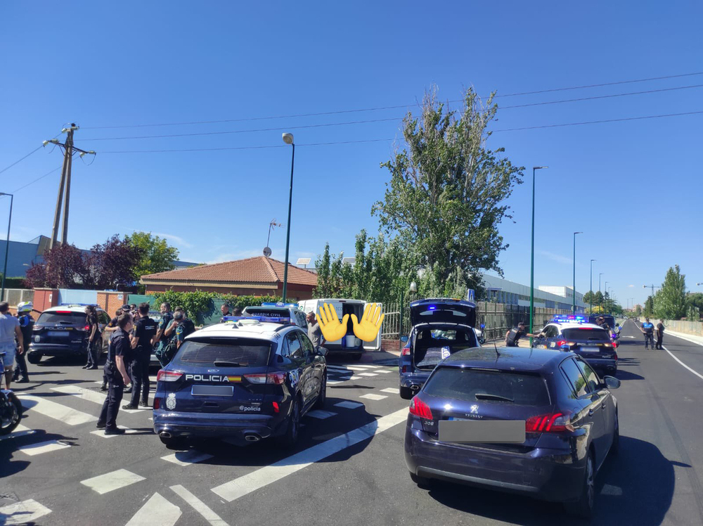 Se estrella contra la planta de Signify al huir de la Policía