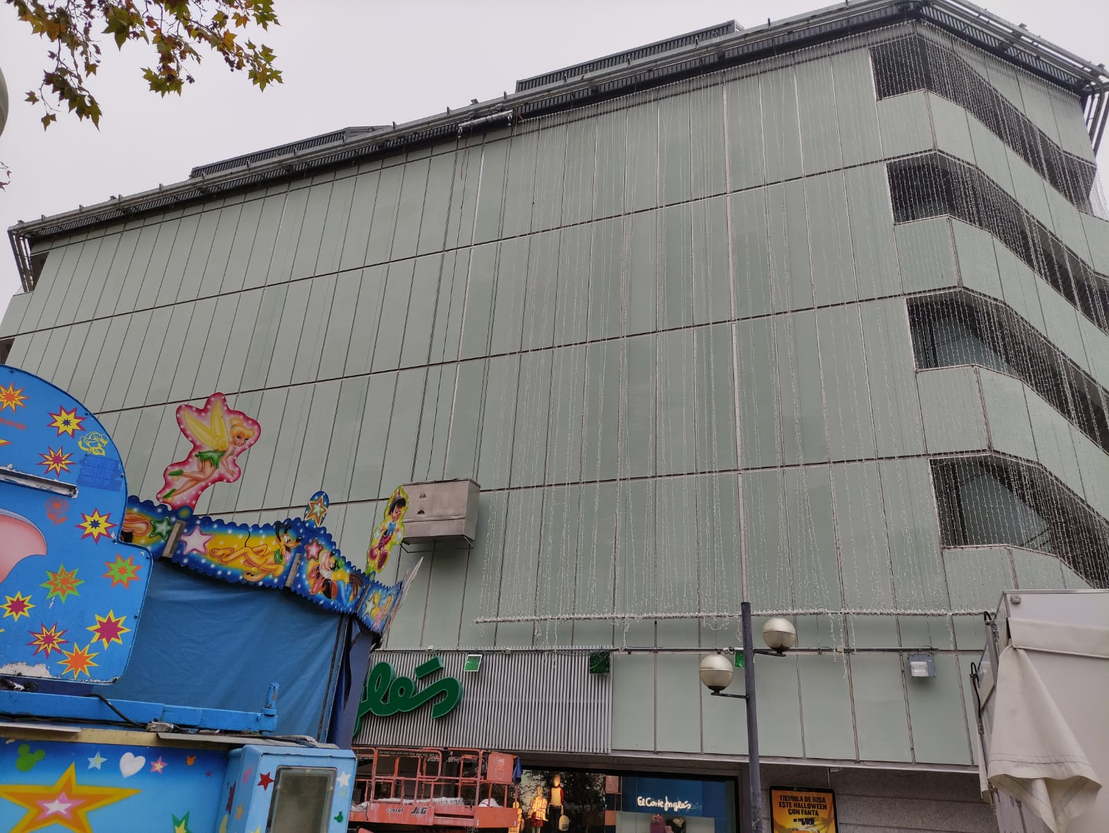 Poniendo adornos navideños en Vitoria