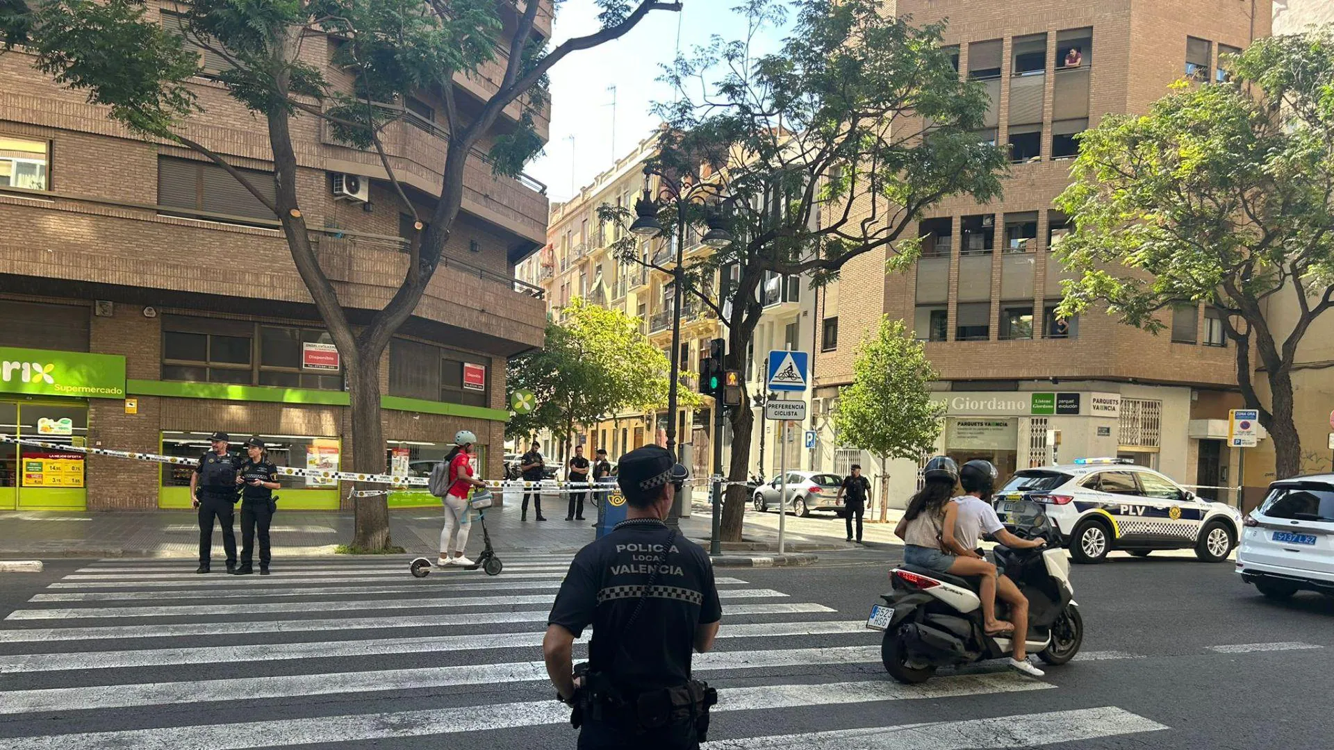 Detenido tras un tiroteo en Valencia: Un hombre es herido en un intento de atraco con una pistola simulada en la calle Guillem de Castro