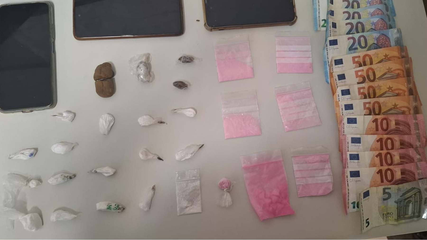 Detenidos dos jóvenes en Palma por llevar drogas preparadas para su venta durante una fiesta