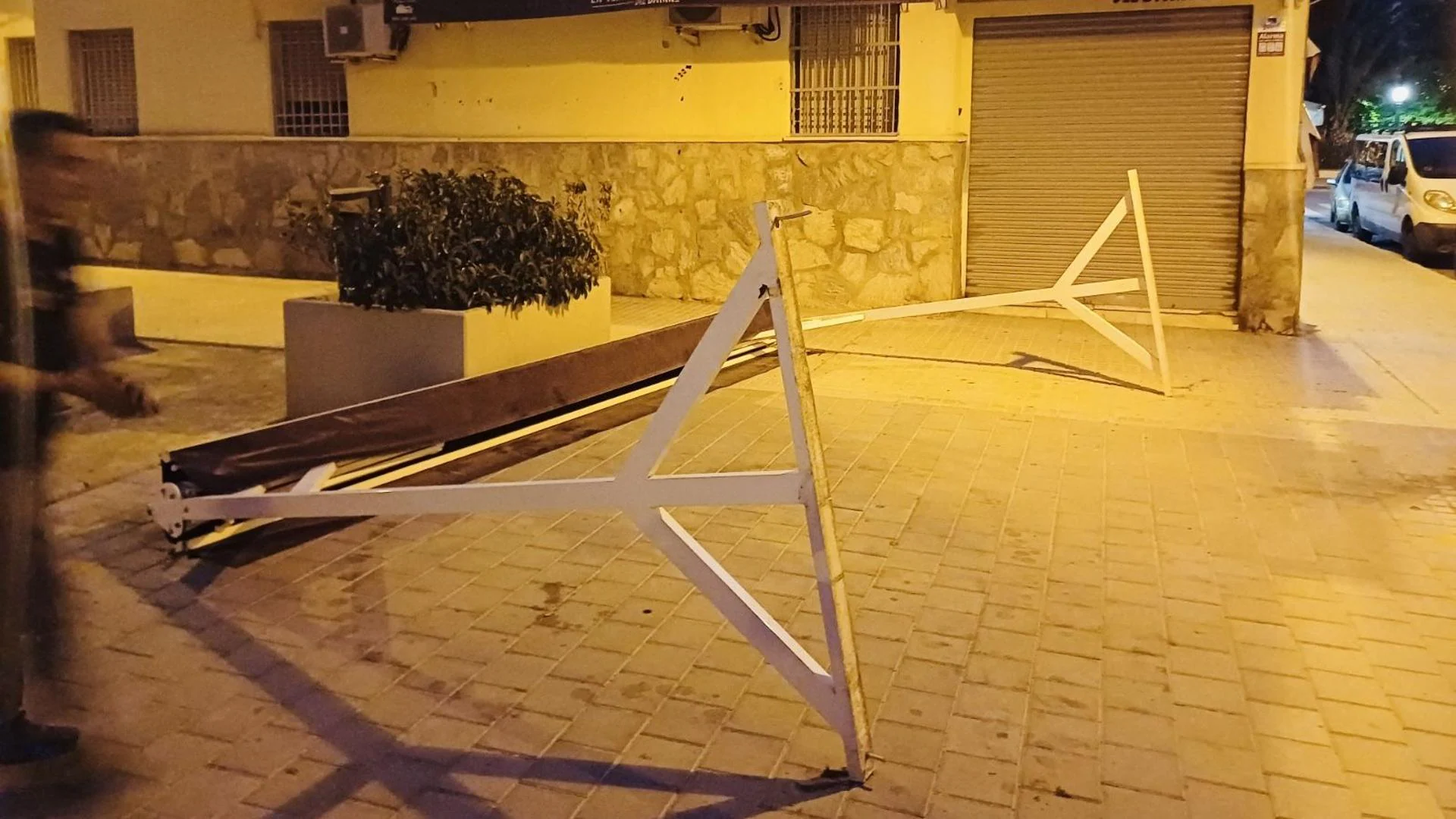 Detenidos tres hombres tras robar una pérgola de una terraza en Elche