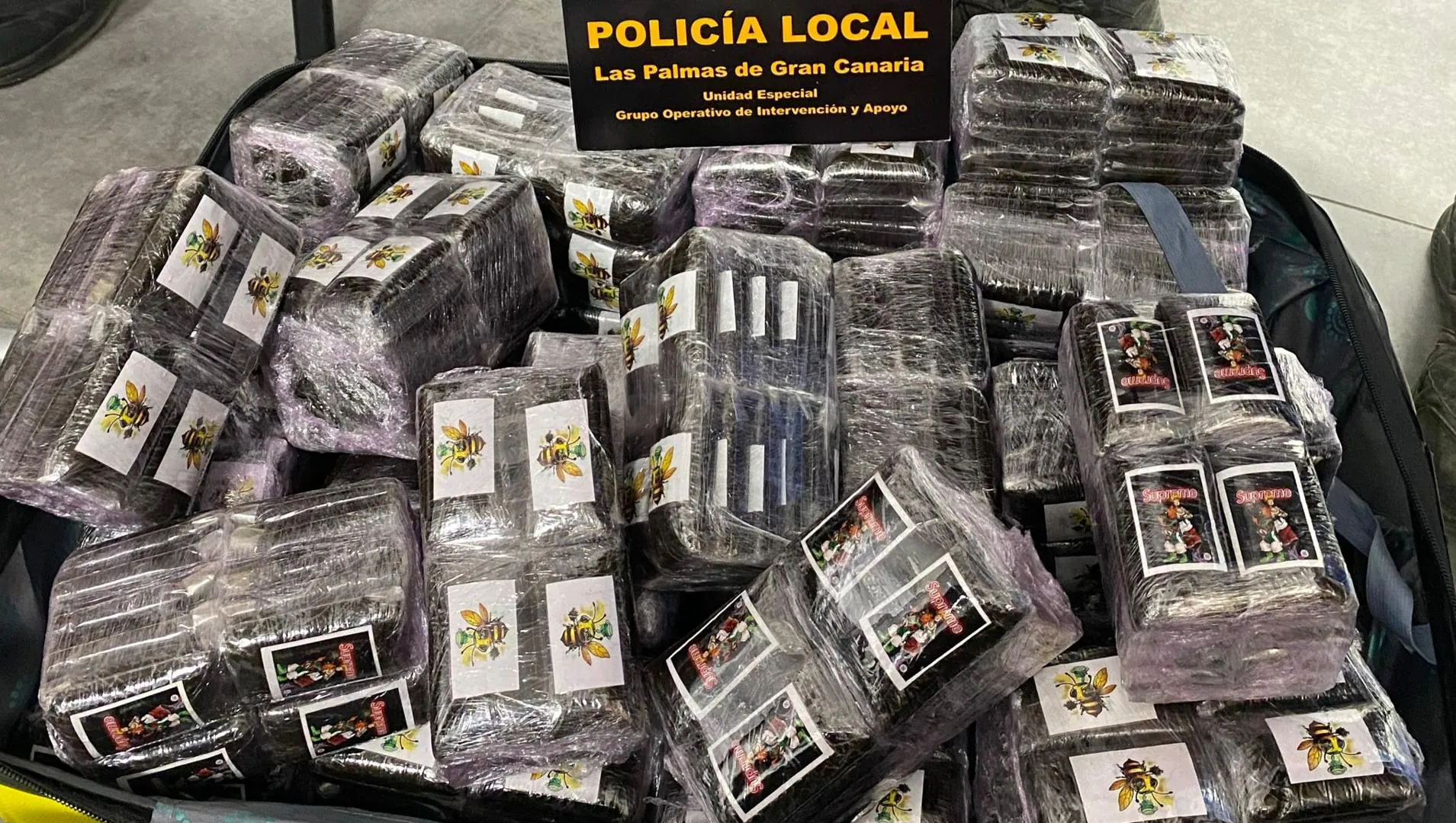 Huyen de un control policial y abandonan un coche con 30 kilos de hachís en Tamareceite