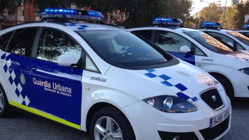 Cazado un pirómano que prendió fuego a cuatro coches, una moto y un contenedor la misma noche en Badalona