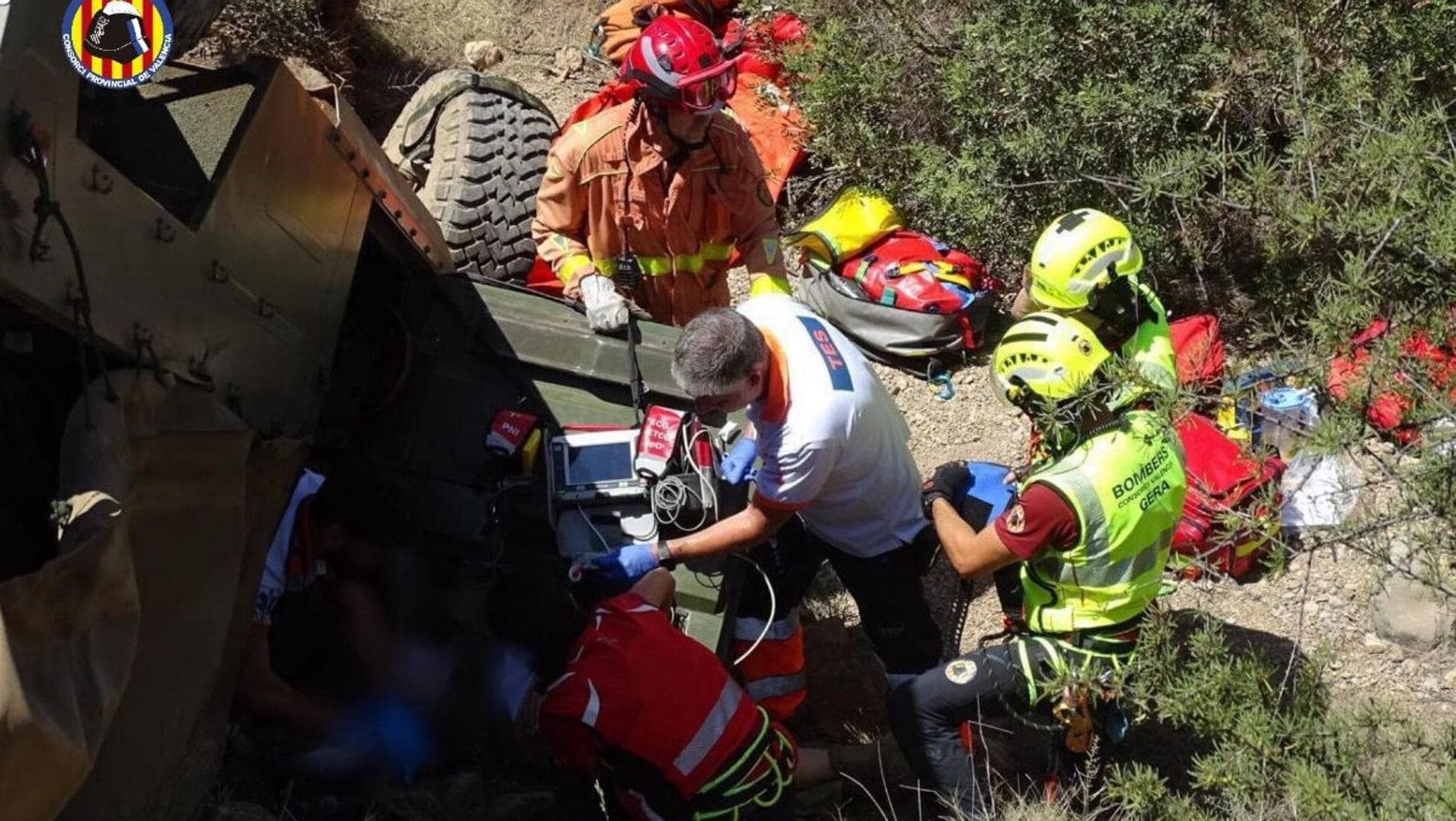 Dos heridos al caer por un terraplén en Llíria un vehículo del Ejército