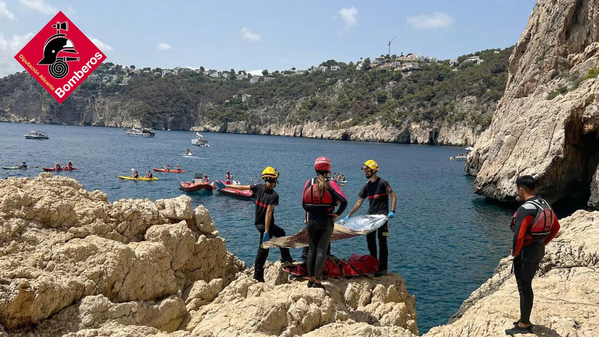 Rescatan a una joven lesionada al saltar al agua desde cuatro metros de altura en Xàbia