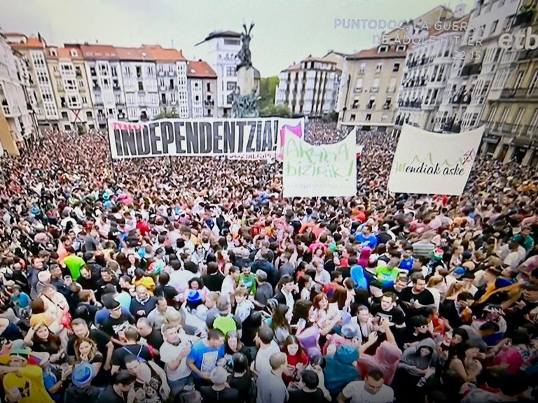 Vitoria prohíbe pancartas de presos, independencia... En Celedón