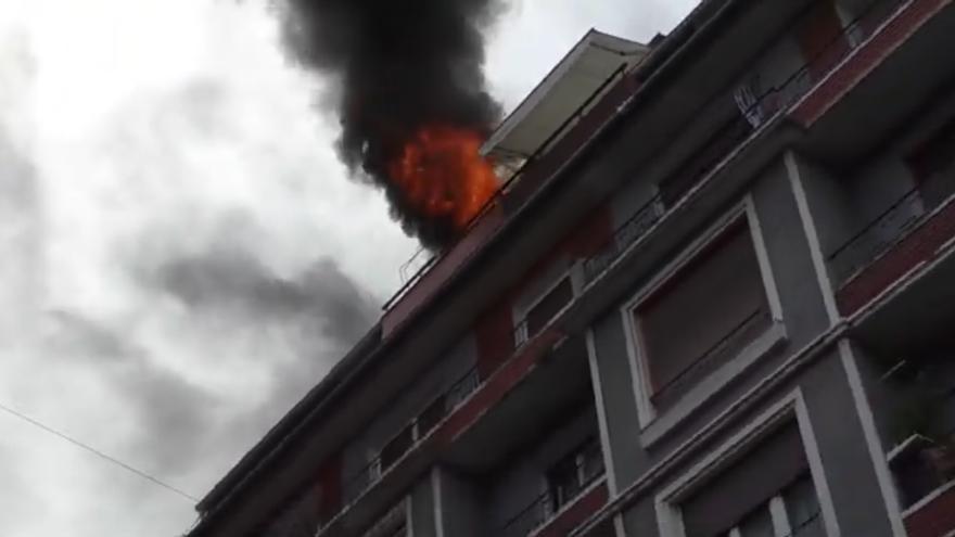 Tensión en el centro de Errenteria con el incendio en una vivienda