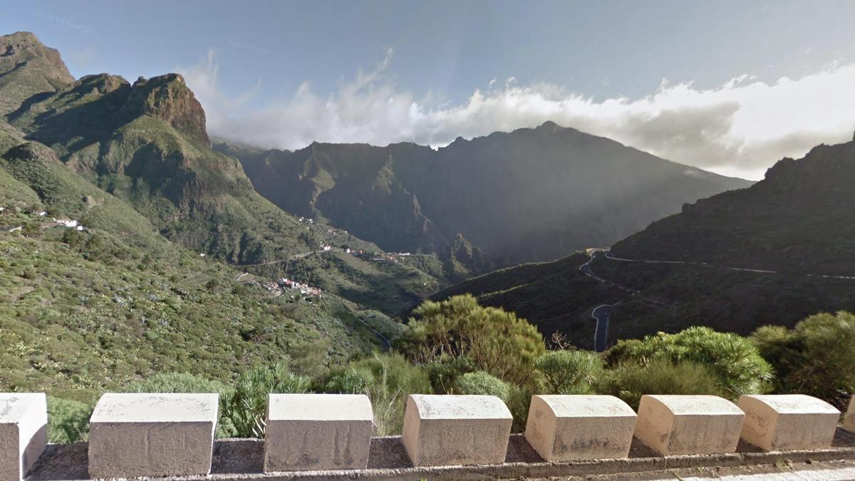 Carretera que conduce al caserío de Masca, al fondo de la imagen.
