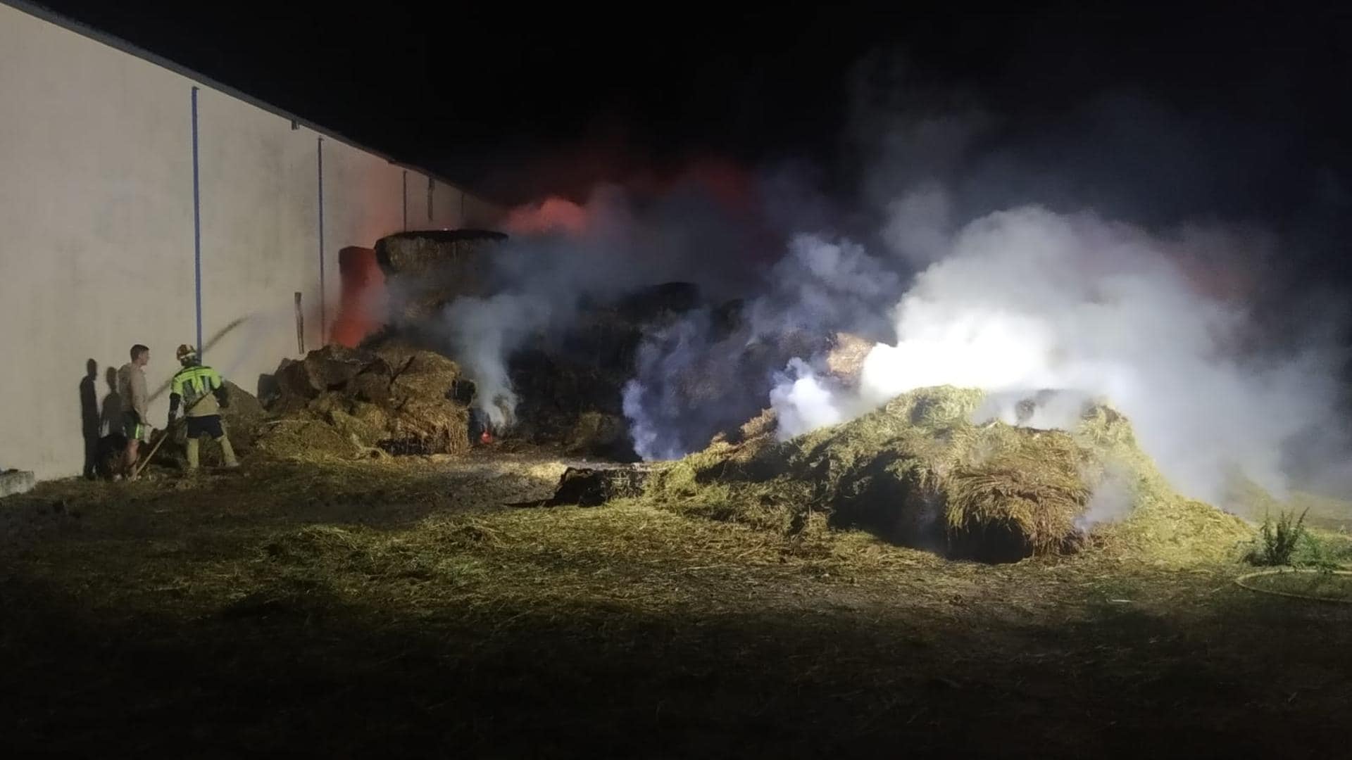 Enorme humareda inunda Almenara de Tormes tras descontrolado incendio de paja