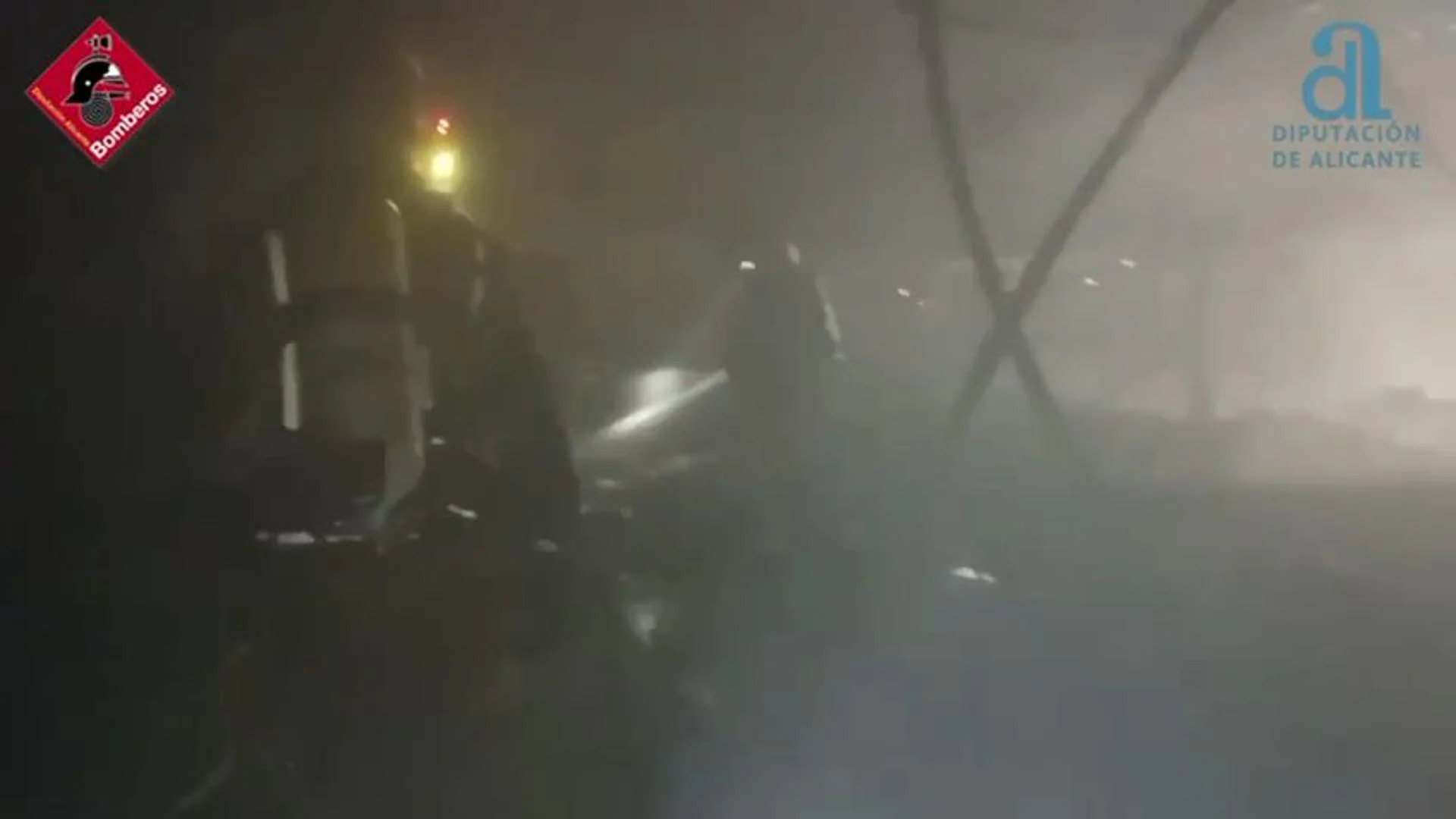 Enorme incendio en nave industrial de Elche: Bomberos logran controlarlo tras horas de trabajo