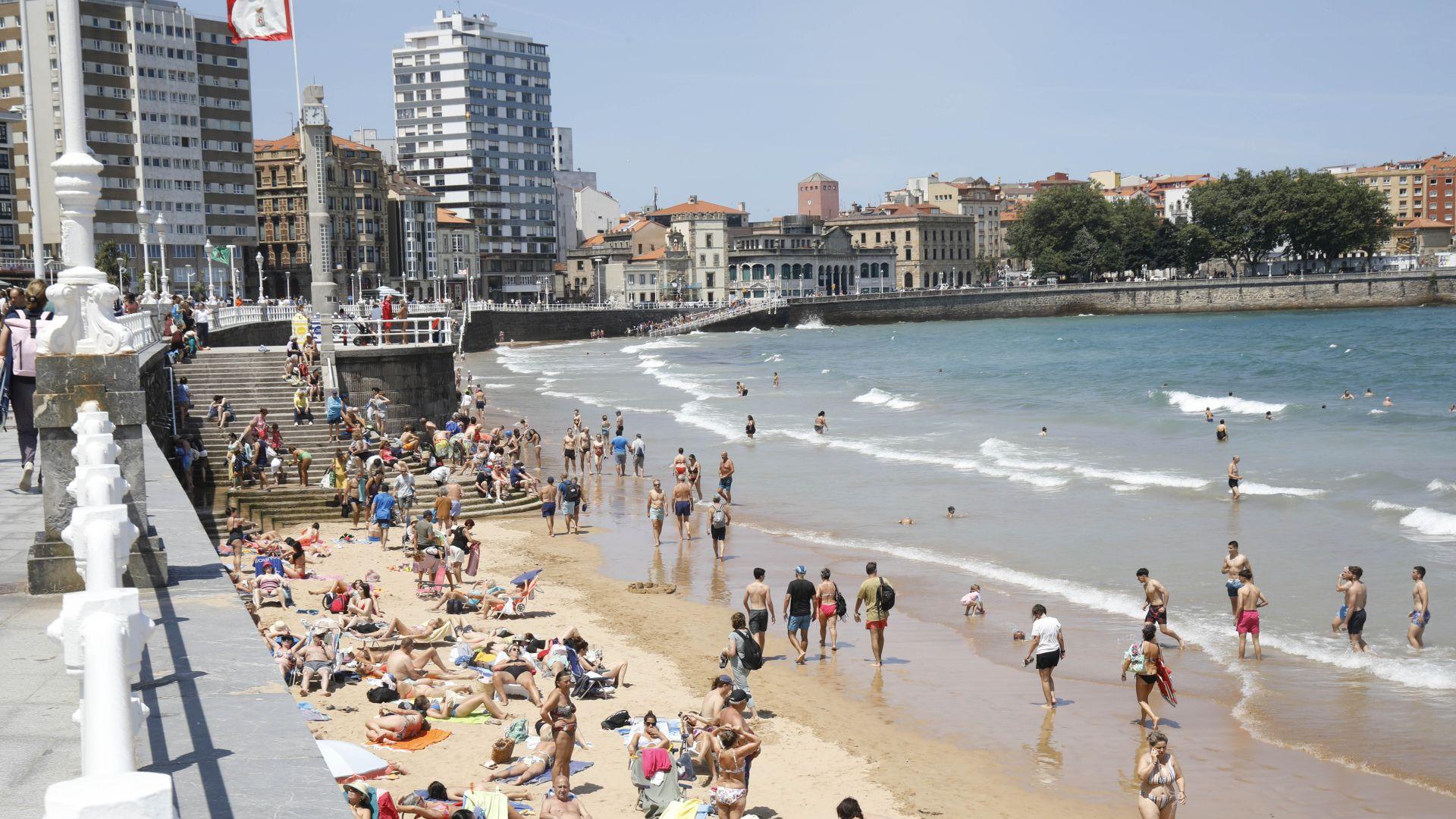 Rescatan a dos jóvenes de 17 y 19 años a la deriva en la playa de San Lorenzo