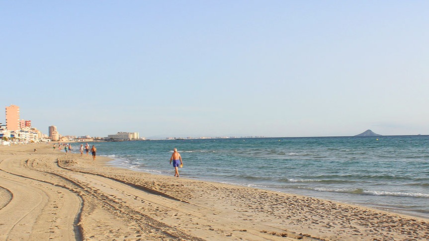 Fallece un bañista de 80 años en La Manga