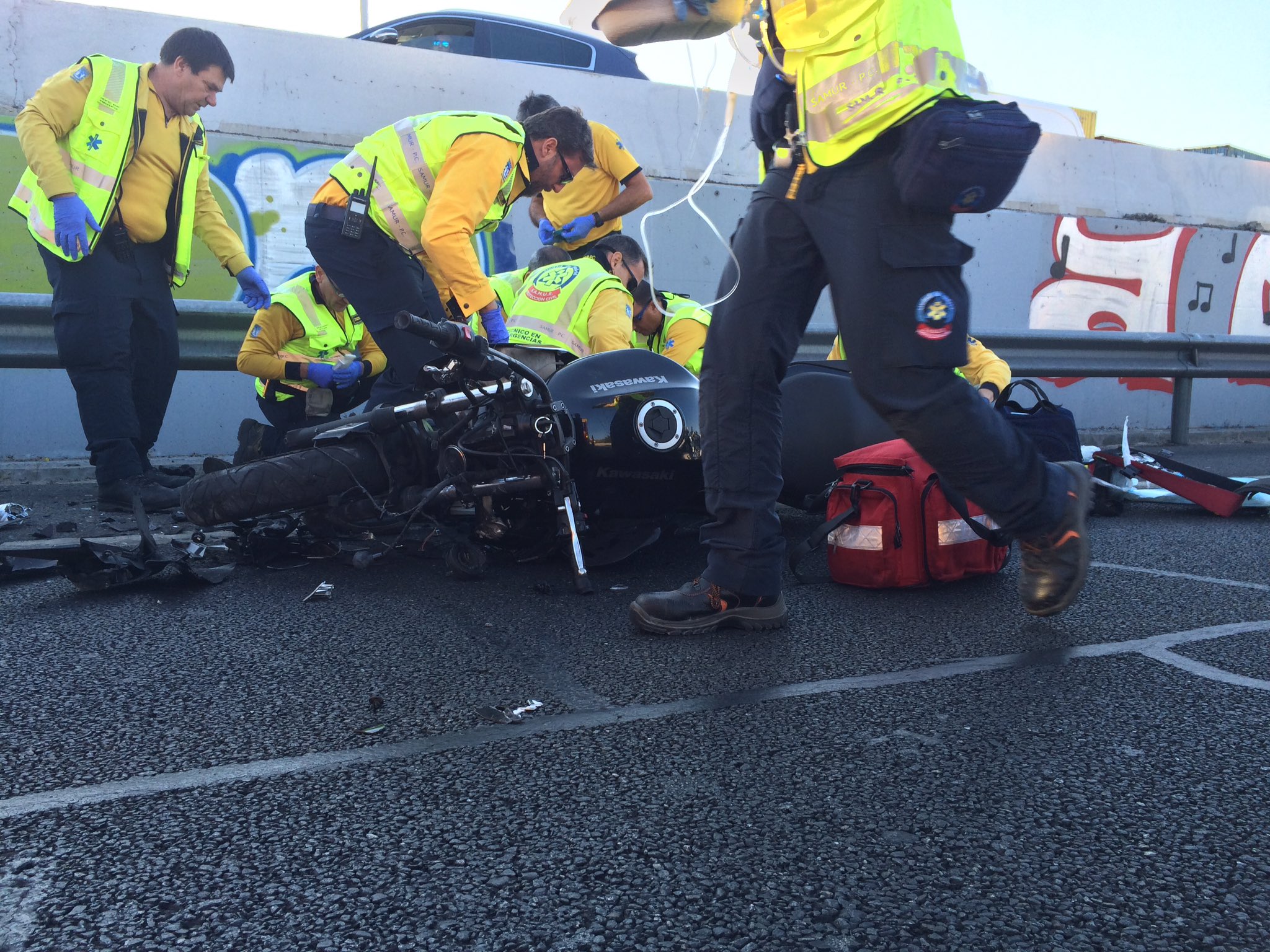 Fallece motorista tras accidente mortal en la M-30: pierde el control de la moto y es atropellado por un camión