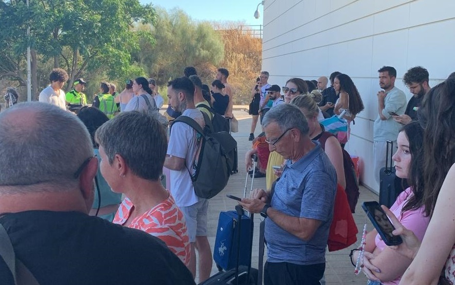 Pasajeros a la espera de autobuses