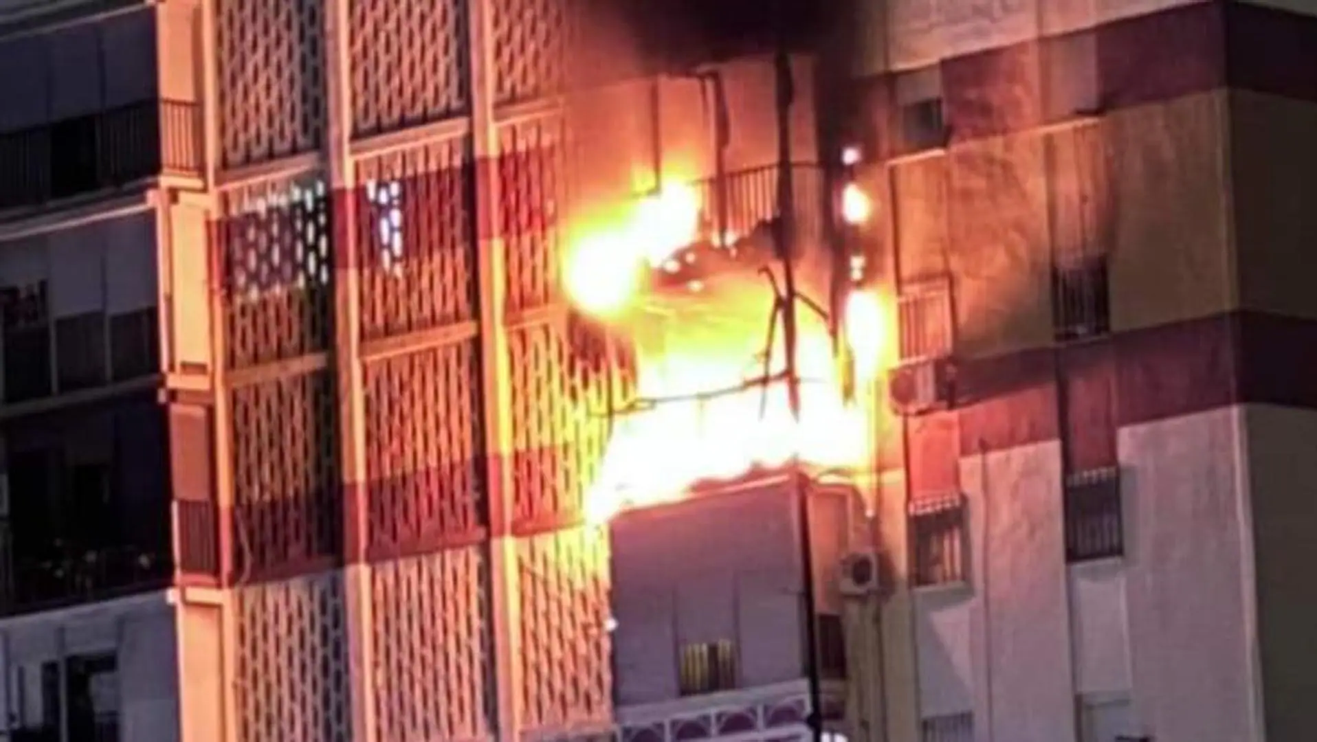 Espectacular explosión en una vivienda de La Palmilla