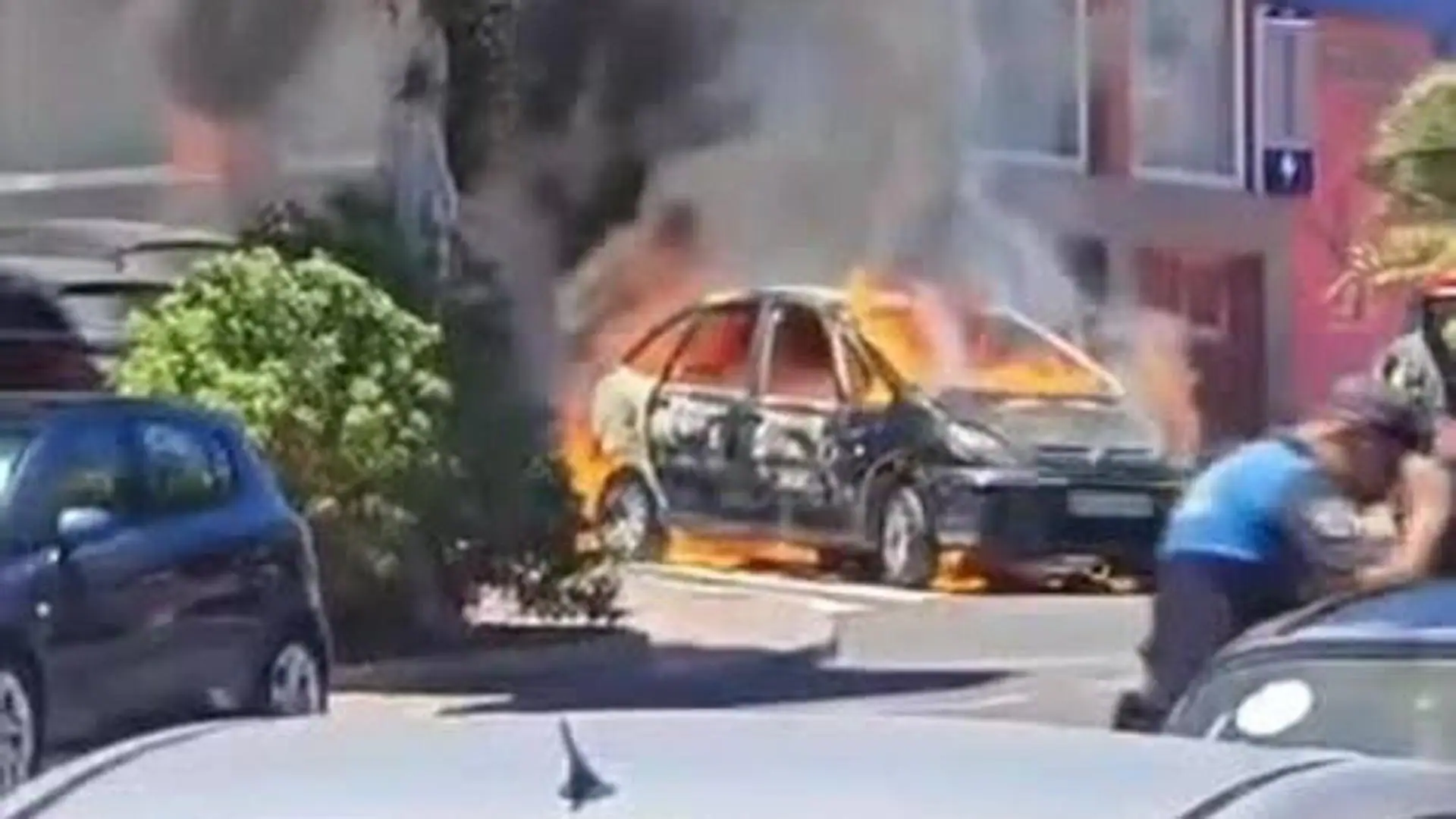 Gran incendio en el Cruce de Sardina: Un coche se convierte en una bola de fuego en plena vía pública