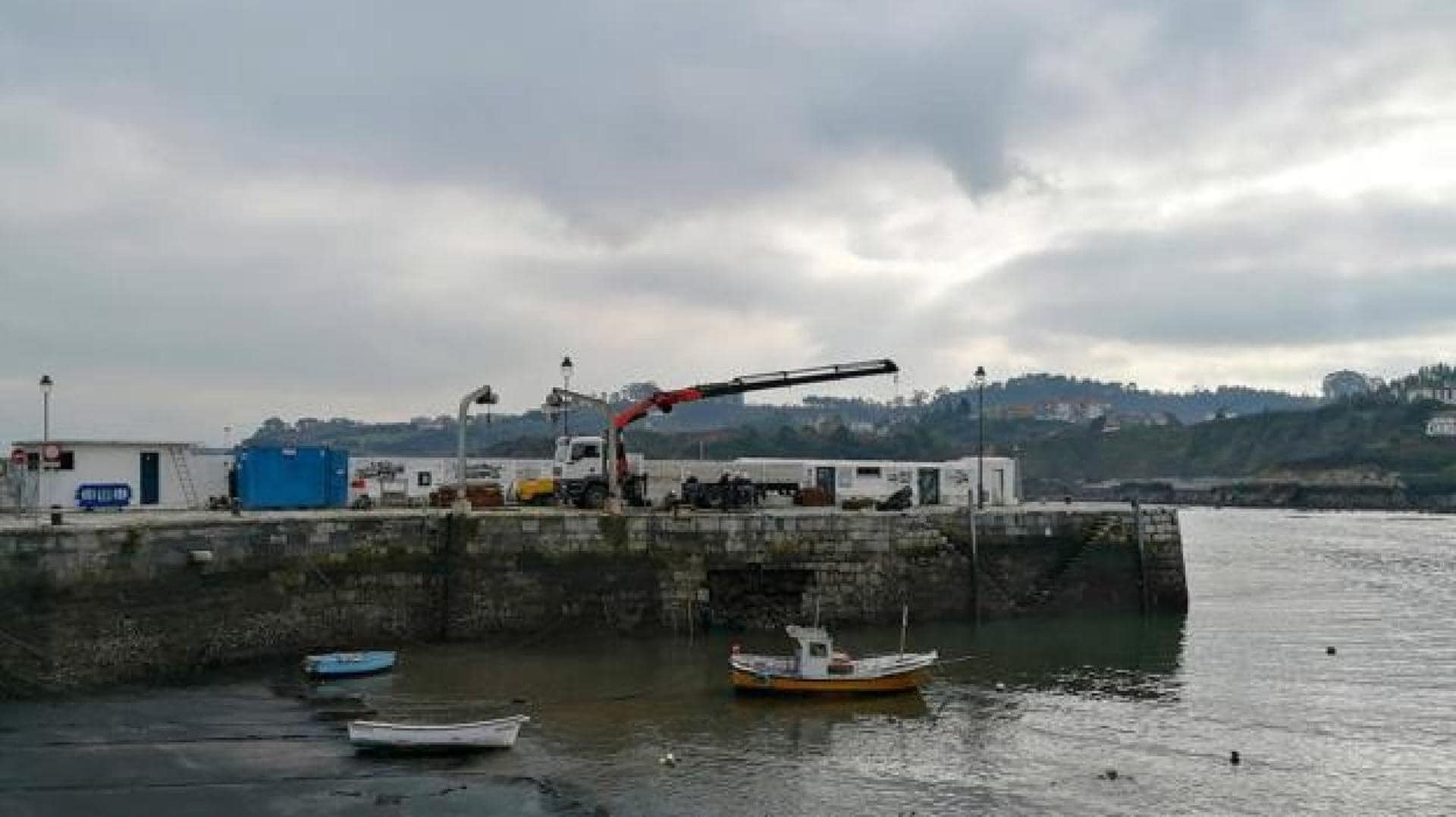 Grave accidente en una embarcación de recreo en Luanco deja a pescador herido