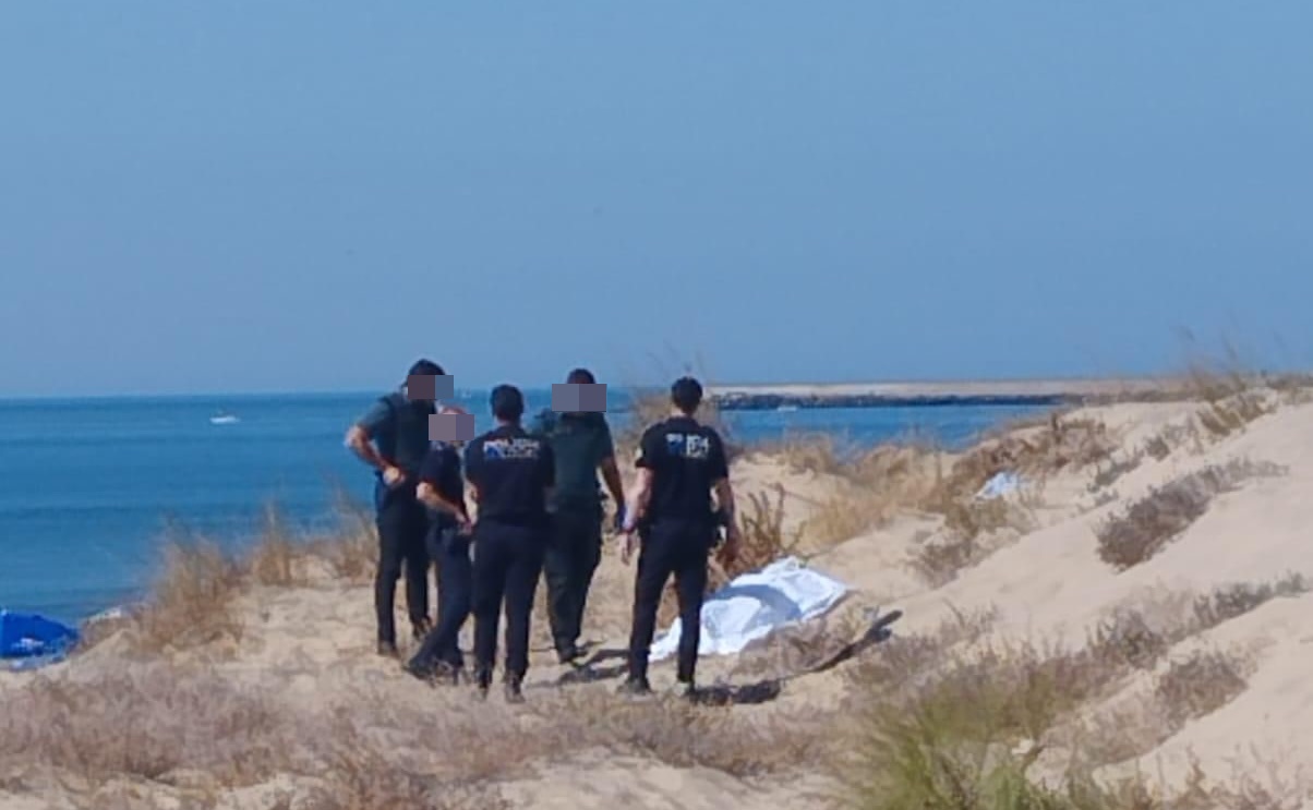 Hallan muerto un hombre en una playa de Isla Cristina
