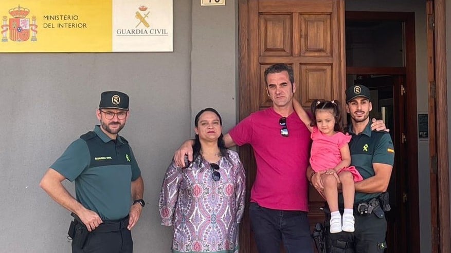 Una niña que se asfixiaba con una uva es salvada por dos guardias civiles