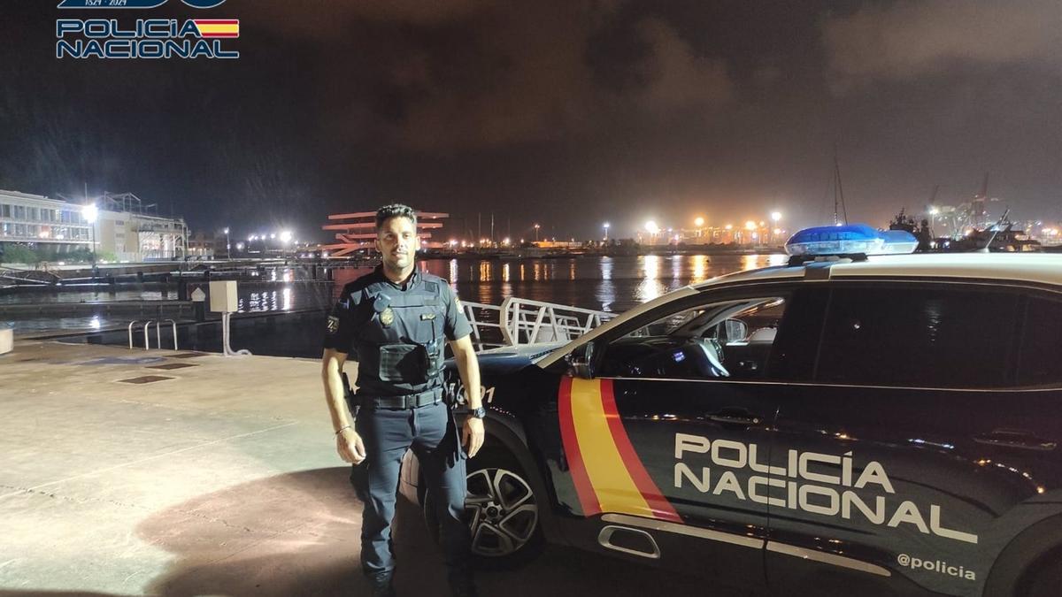 El agente de la Policía Nacional que salvó a una joven de morir ahogada en una playa de Candelaria.