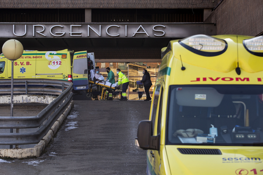 Hospitalizan a un trabajador que cayó desde tres metros