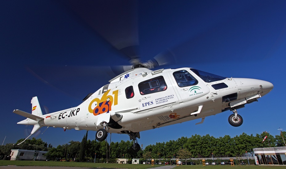Evacuado en helicóptero tras un grave percance en la playa de Isla Cristina