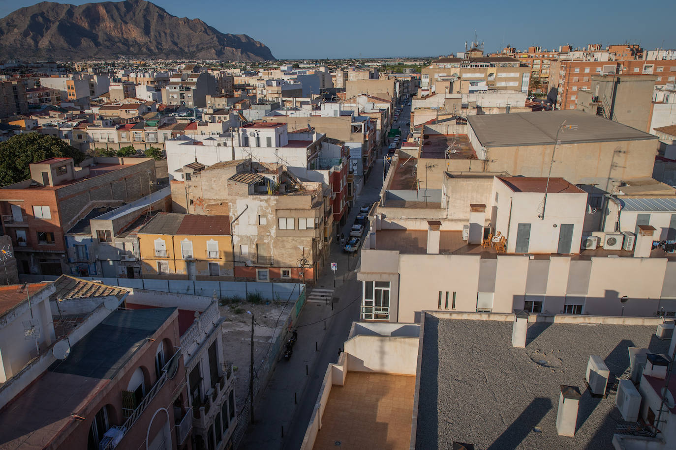 Hombre fallece en Orihuela tras caer desde un cuarto piso mientras colgaba un cable
