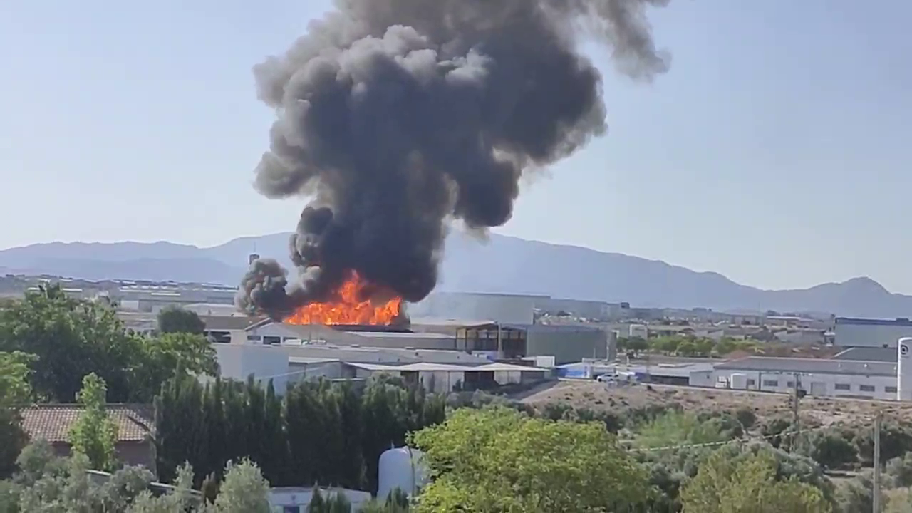 Un gran incendio en Las Torres de Cotillas pone en alerta a los vecinos