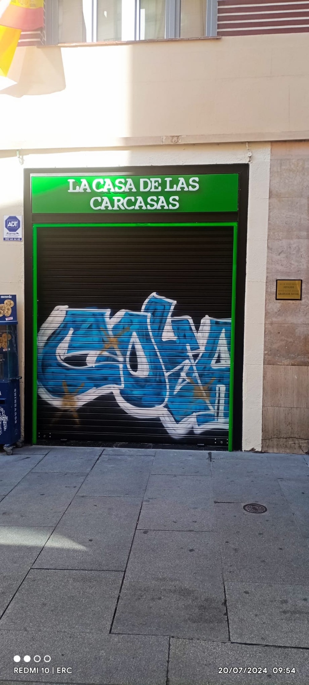 Pintan un grafiti en una tienda inaugurada esta semana