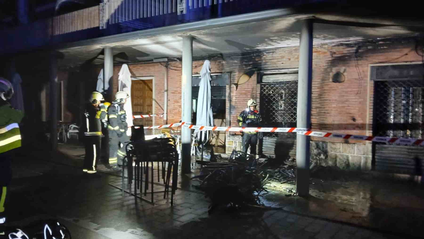 Arde la terraza de un bar en la plaza de un pueblo de Navarra y afecta a dos locales