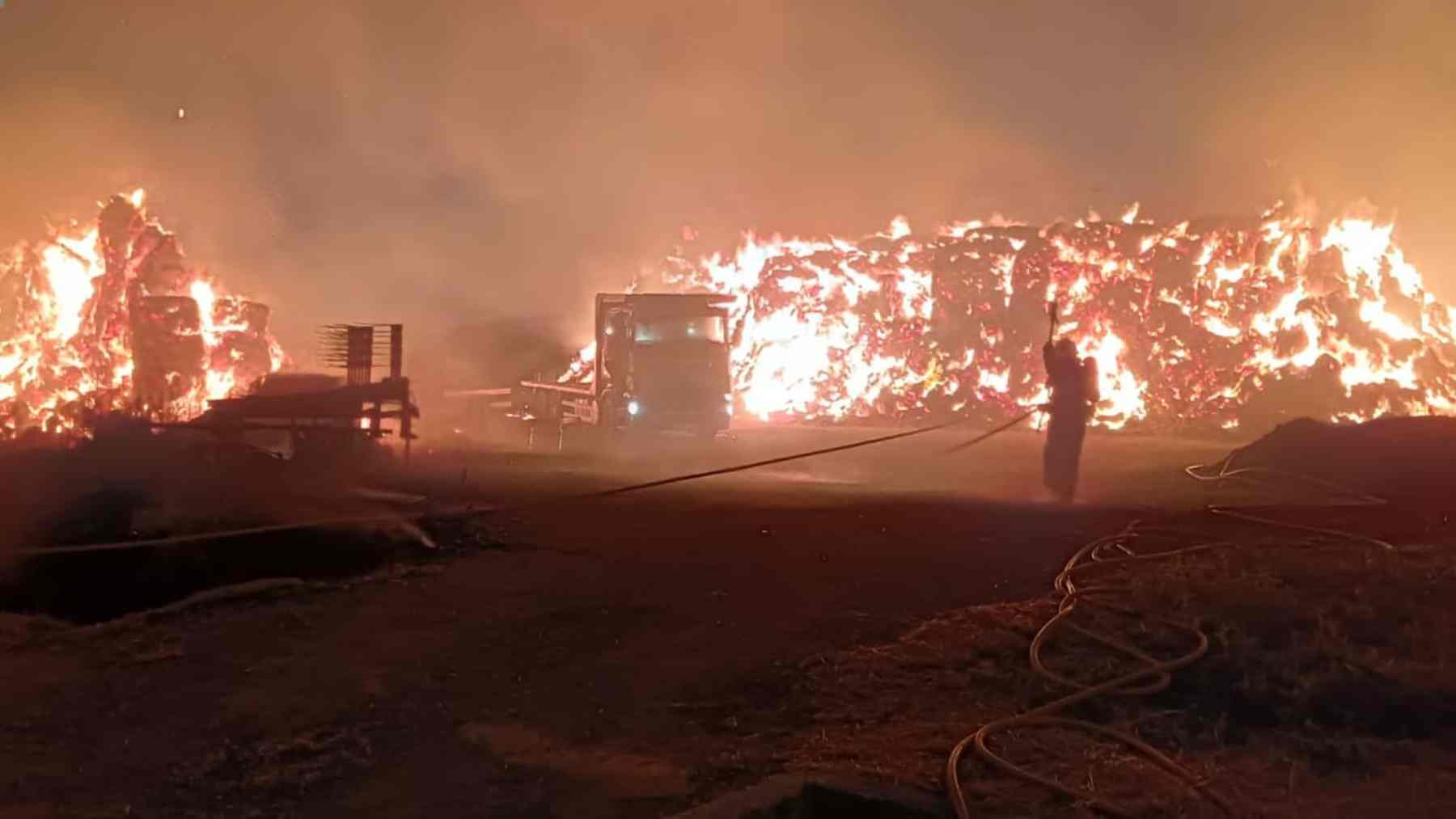 Un brutal incendio a la puertas de un pueblo de Navarra pone en alerta a sus vecinos