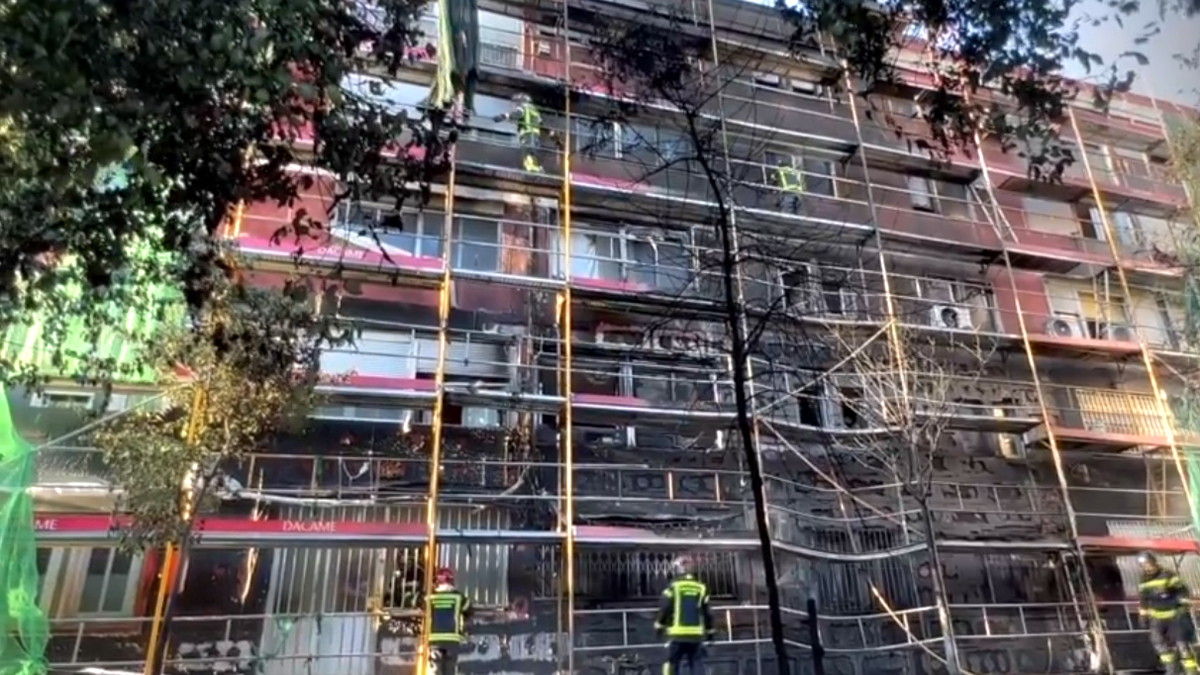 Incendio en Moratalaz deja fachadas y pisos afectados, además de tres personas atendidas por inhalación de humo