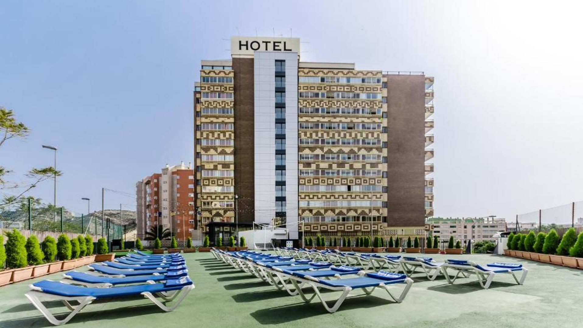 Un incendio en un hotel de Alicante obliga a desalojar a cerca de 400 huéspedes