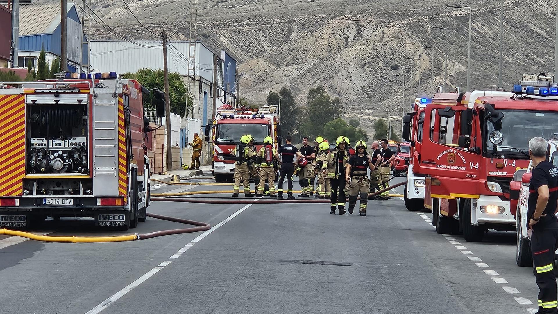 Evacuan varias naves del Pla de la Vallonga tras un incendio | Incendio Pla de la Vallonga