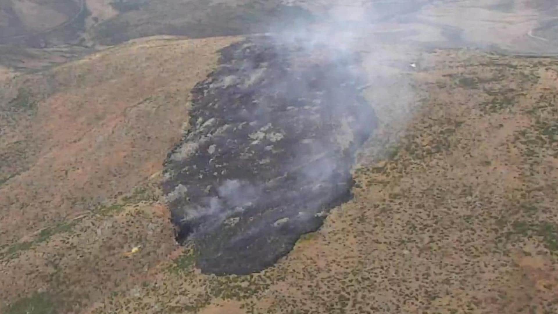 Medios aéreos y terrestres trabajan para controlar un incendio en Santiago de la Puebla