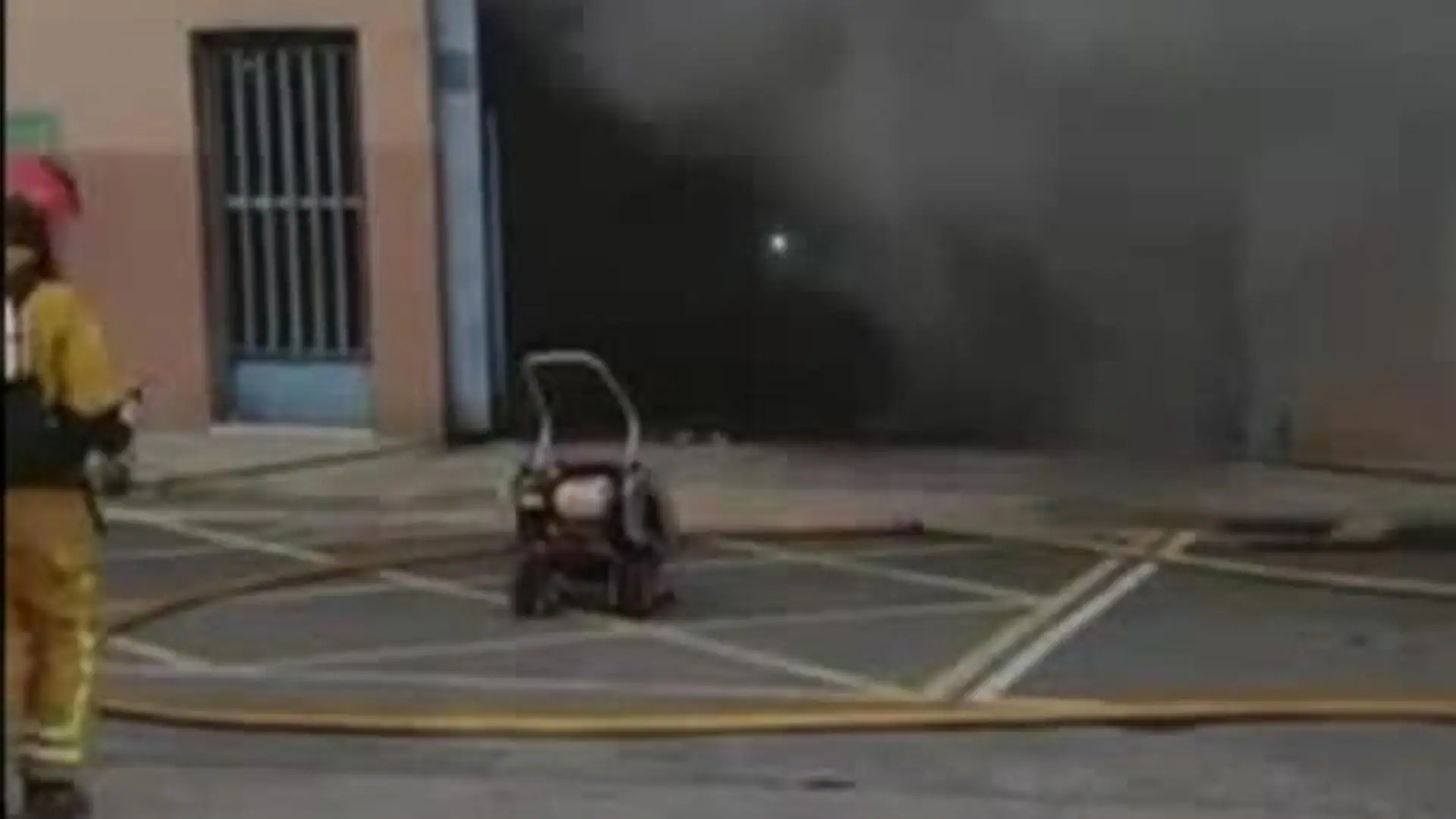 Herido el propietario de una nave de calzado en Elche tras un incendio | Incendio en Elche | Fábricas de calzado Elche