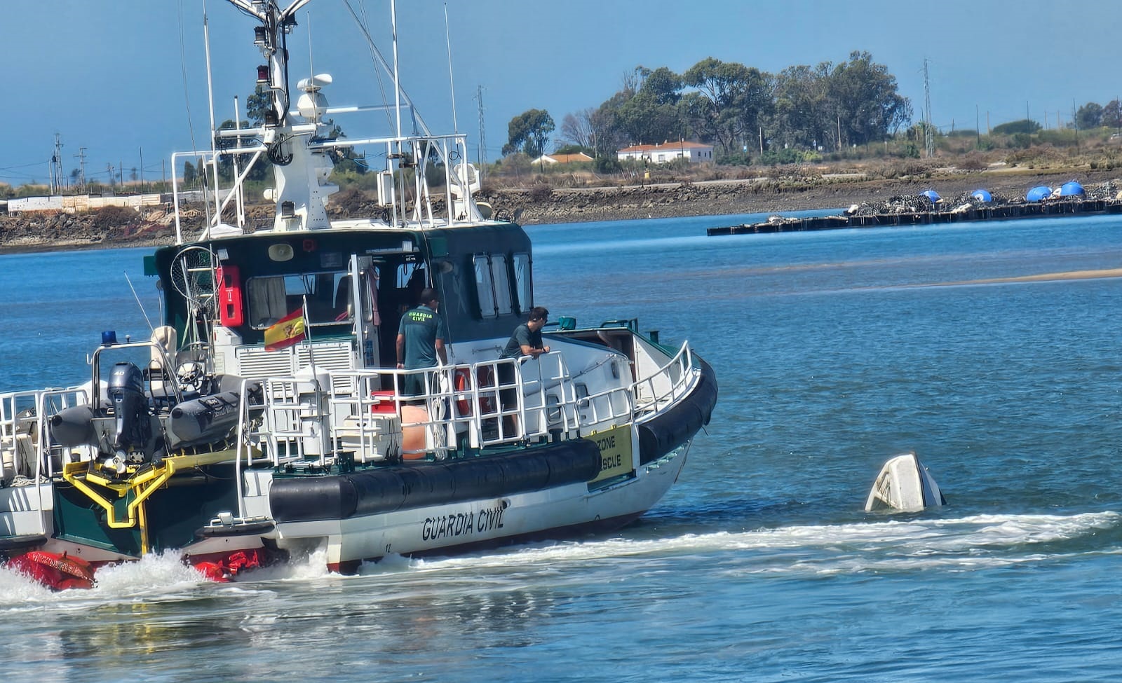 Vuelca una lancha petaquera tras una persecución de la Guardia Civil