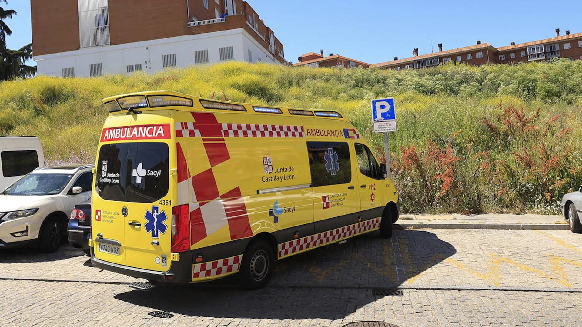 Trasladado al hospital un joven tras ser atropellado por un taxi en la calle Vales Mineros