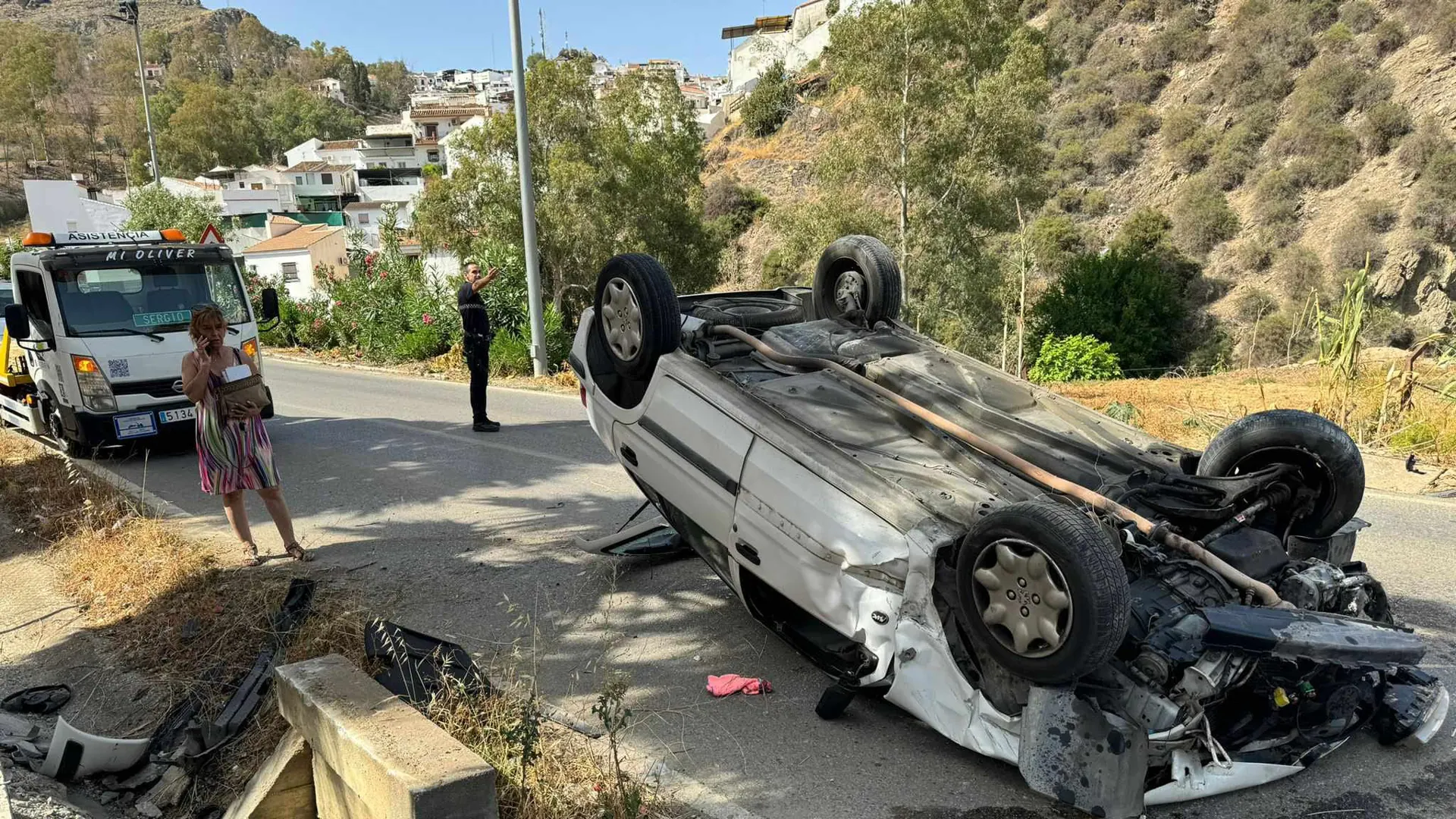 Una madre de Álora pide pistas para dar con el coche que se fugó tras hacer volcar a su hijo: «Me indigna que no le ayudara»