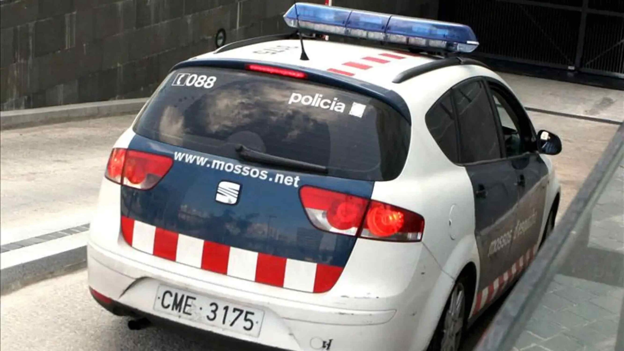Jueza envía a prisión a hombre de 21 años por apaleamiento a su pareja y agresión a agentes de la policía en Santa Susanna