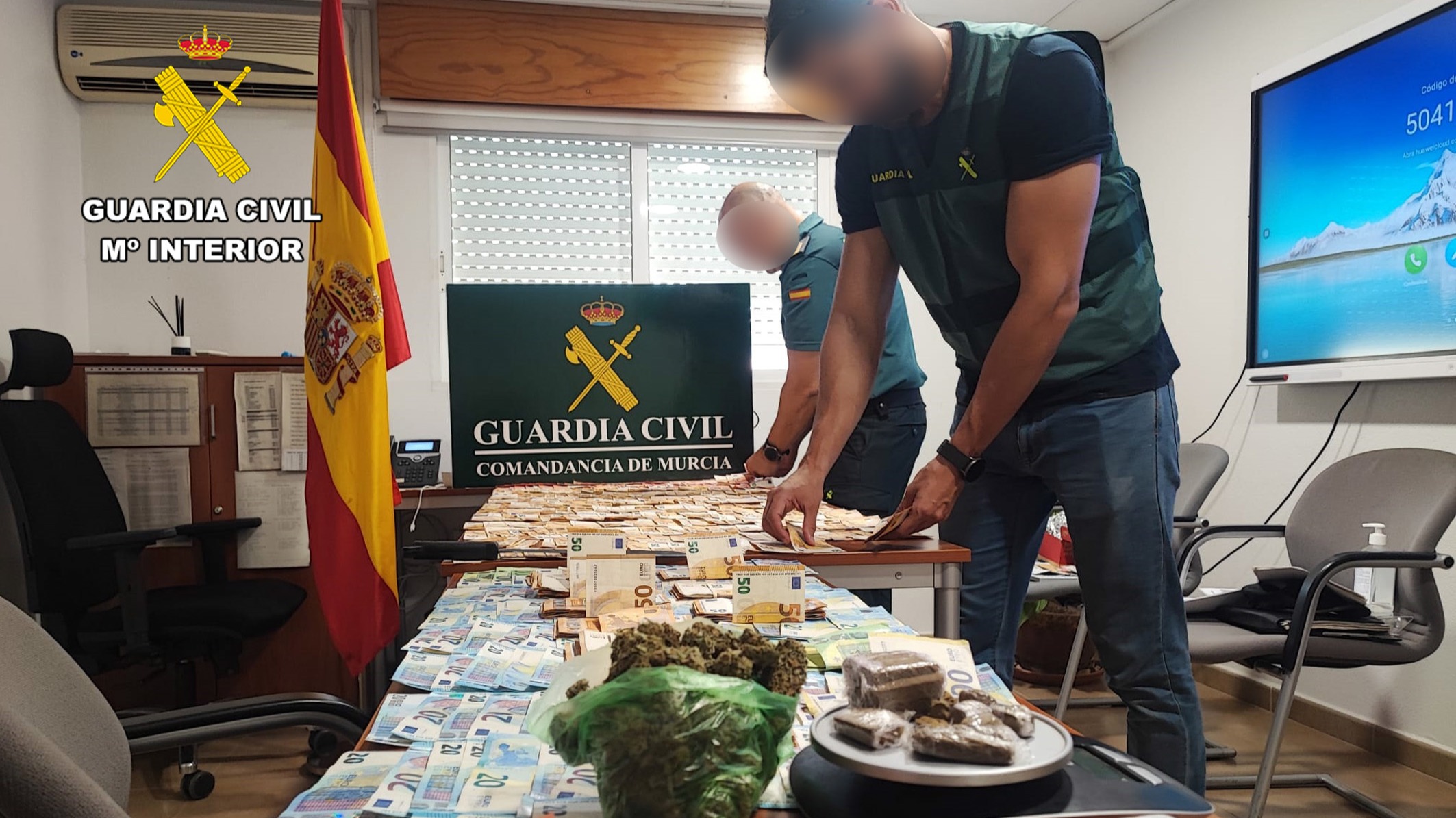 La Guardia Civil desmantela dos puntos de venta de drogas en San Javier y arresta a cinco personas