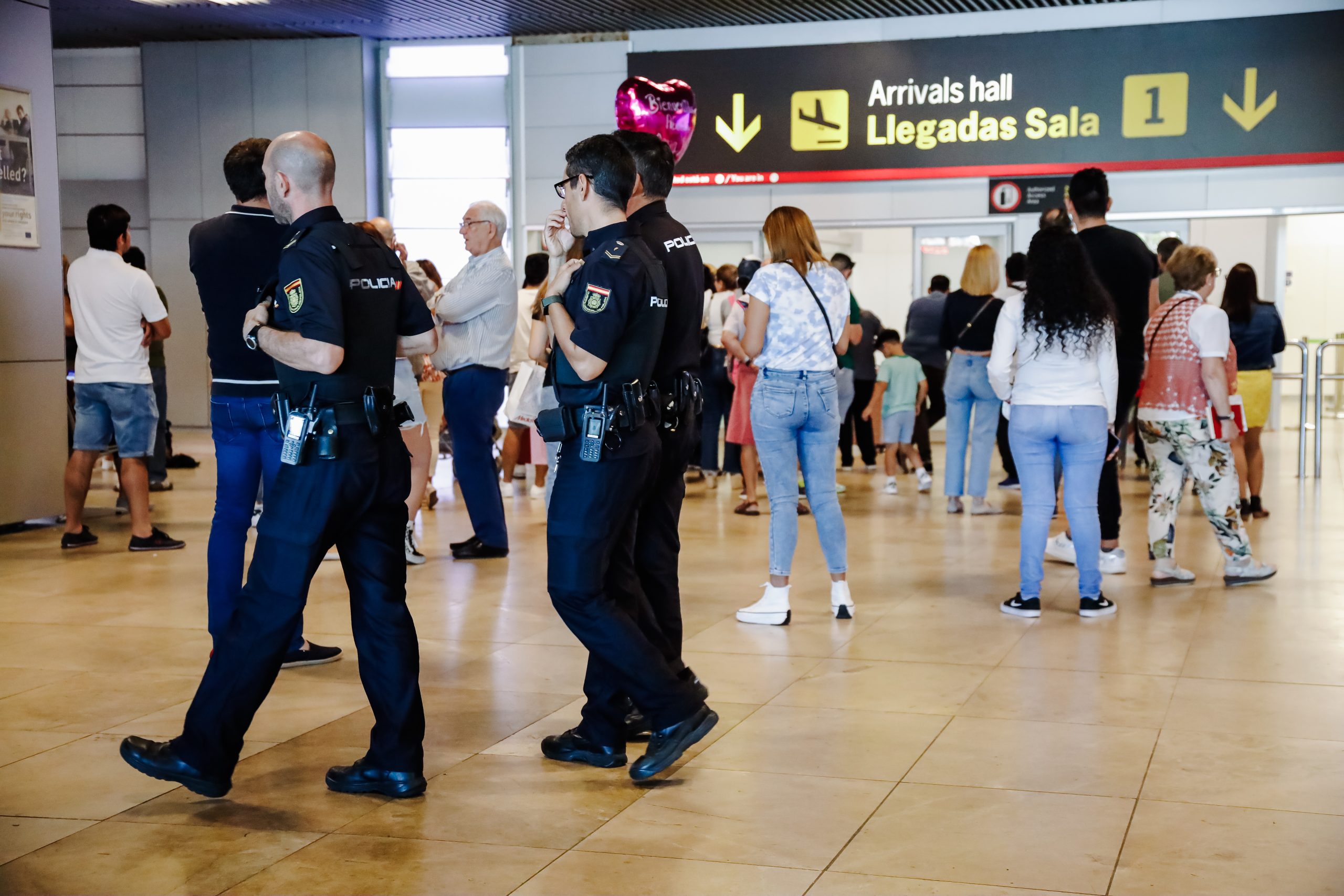 La Guardia Civil detiene a 30 personas e investiga a otras 56 por robos al descuido en el aeropuerto de Barajas