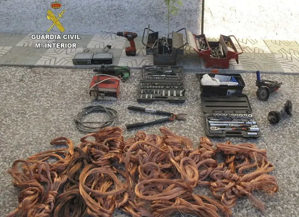 La Guardia Civil detiene a dos personas por robar y vender cable de cobre en carreteras de la provincia de Cuenca.