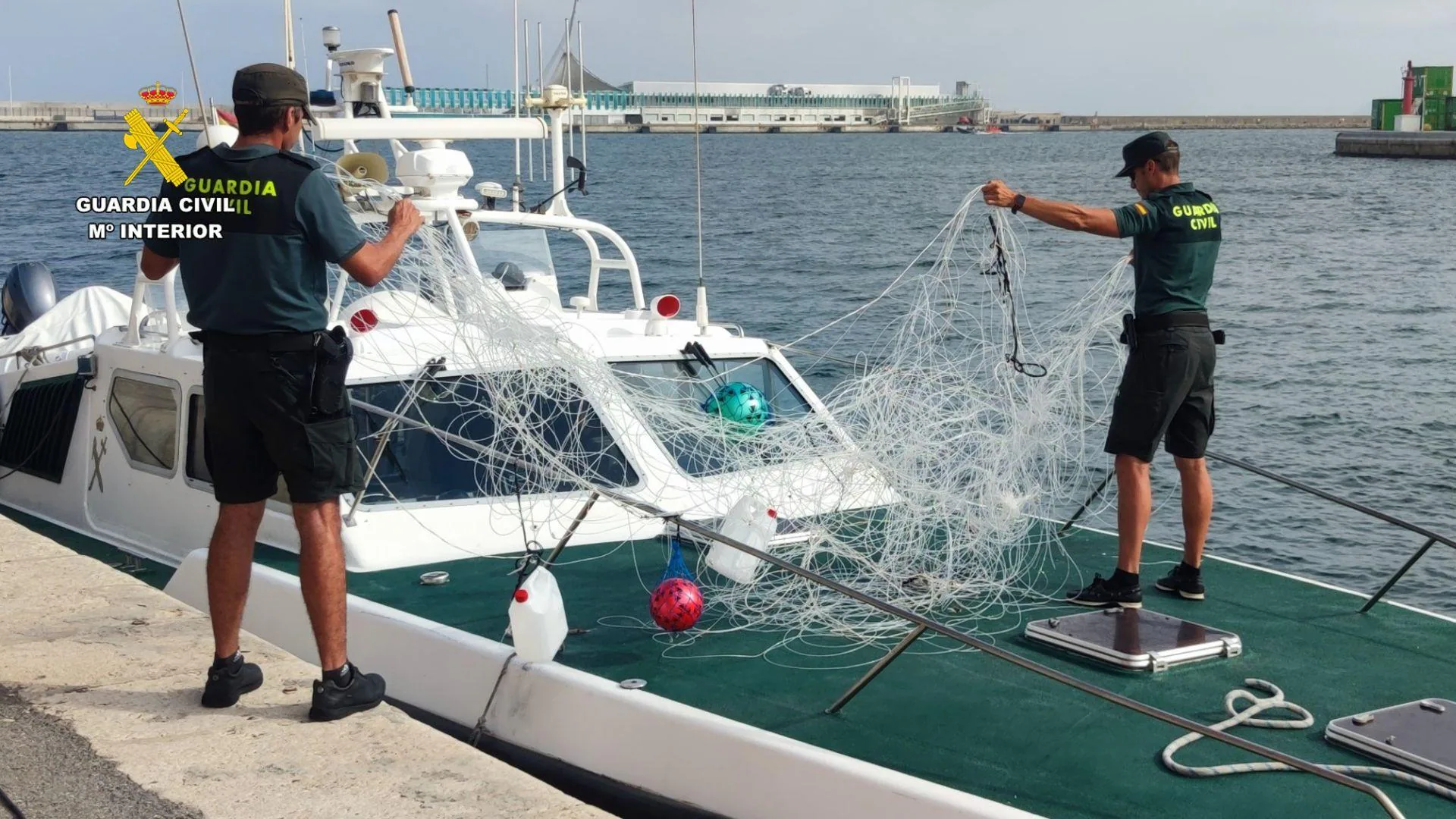 La Guardia Civil retira un palangre casero de grandes dimensiones en aguas de Torrevieja