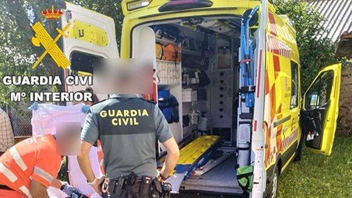 La Guardia Civil rescata a una mujer de avanzada edad atrapada en su domicilio en Polvoredo
