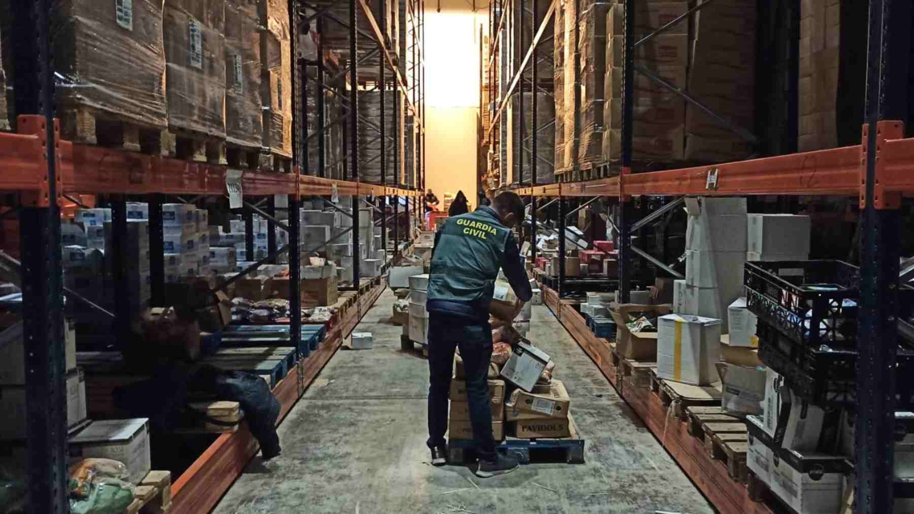 La Guardia Civil inmoviliza en Mallorca 22 palés de comida con la fecha de caducidad pasada